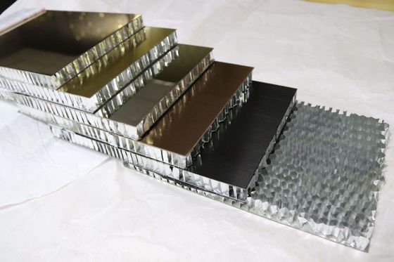 لوحة أساسية من الفولاذ المقاوم للصدأ Emc Shield على شكل قرص العسل للتهوية